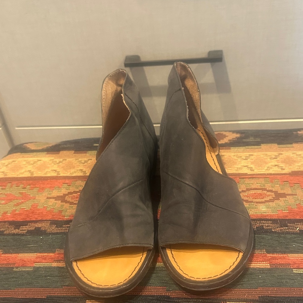 Free People Women's Black leather Open-Toe Shoes